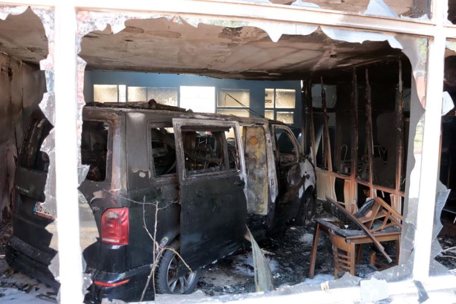 Galeride yangın: 6 araçta maddi hasar var