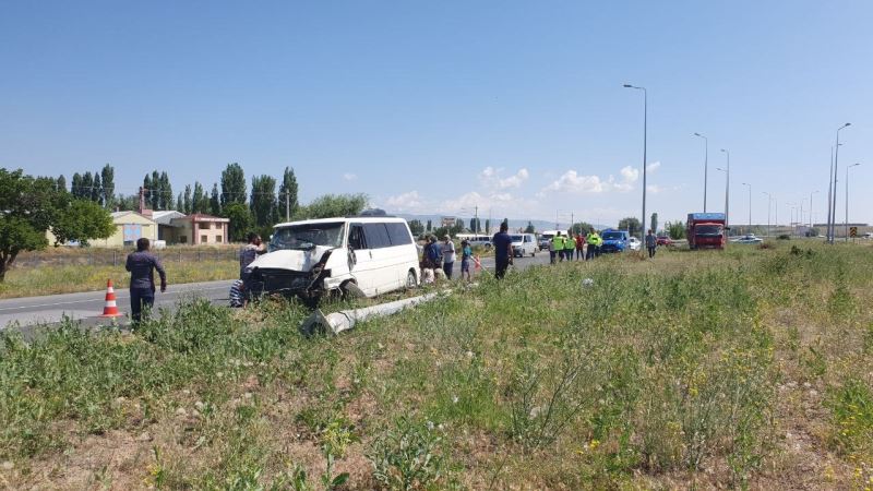 Ticari araç ile kamyon çarpıştı: 1 ölü, 14 yaralı
