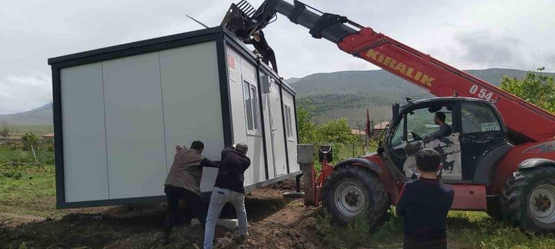 Tomarza’da evleri ağır hasar gören vatandaşlara konteynerleri verildi
