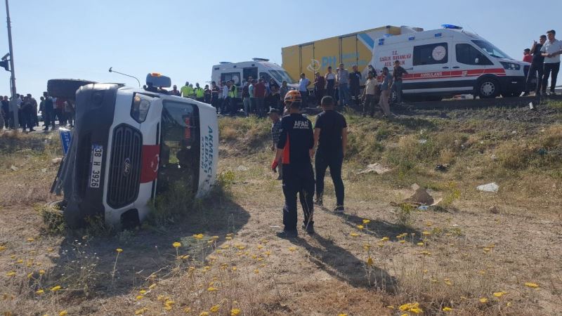 Yolcu minibüsü ile kamyon çarpıştı: 12 yaralı
