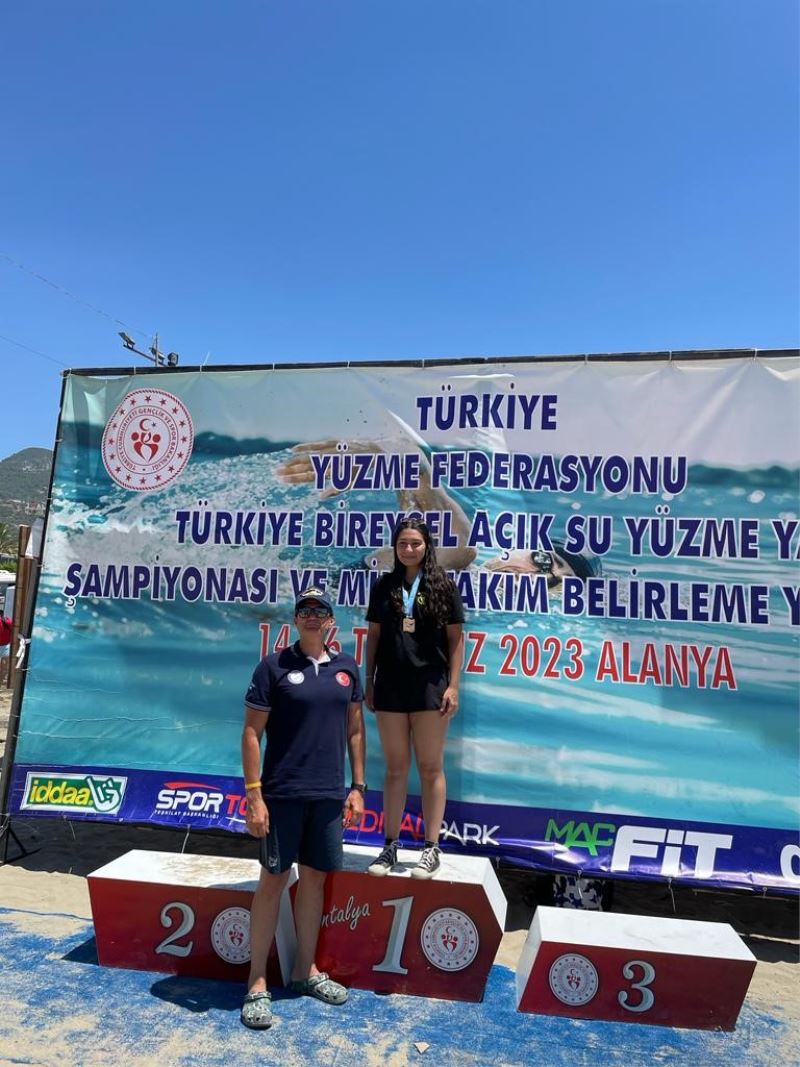 Sudenas Çakmak, yüzmede Türkiye Şampiyonu oldu
