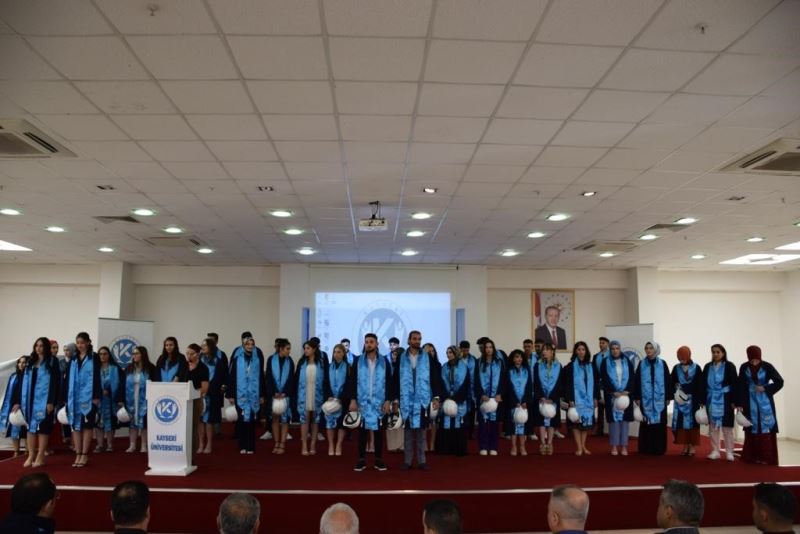Tomarza Mustafa Akıncıoğlu MYO’da mezuniyet coşkusu
