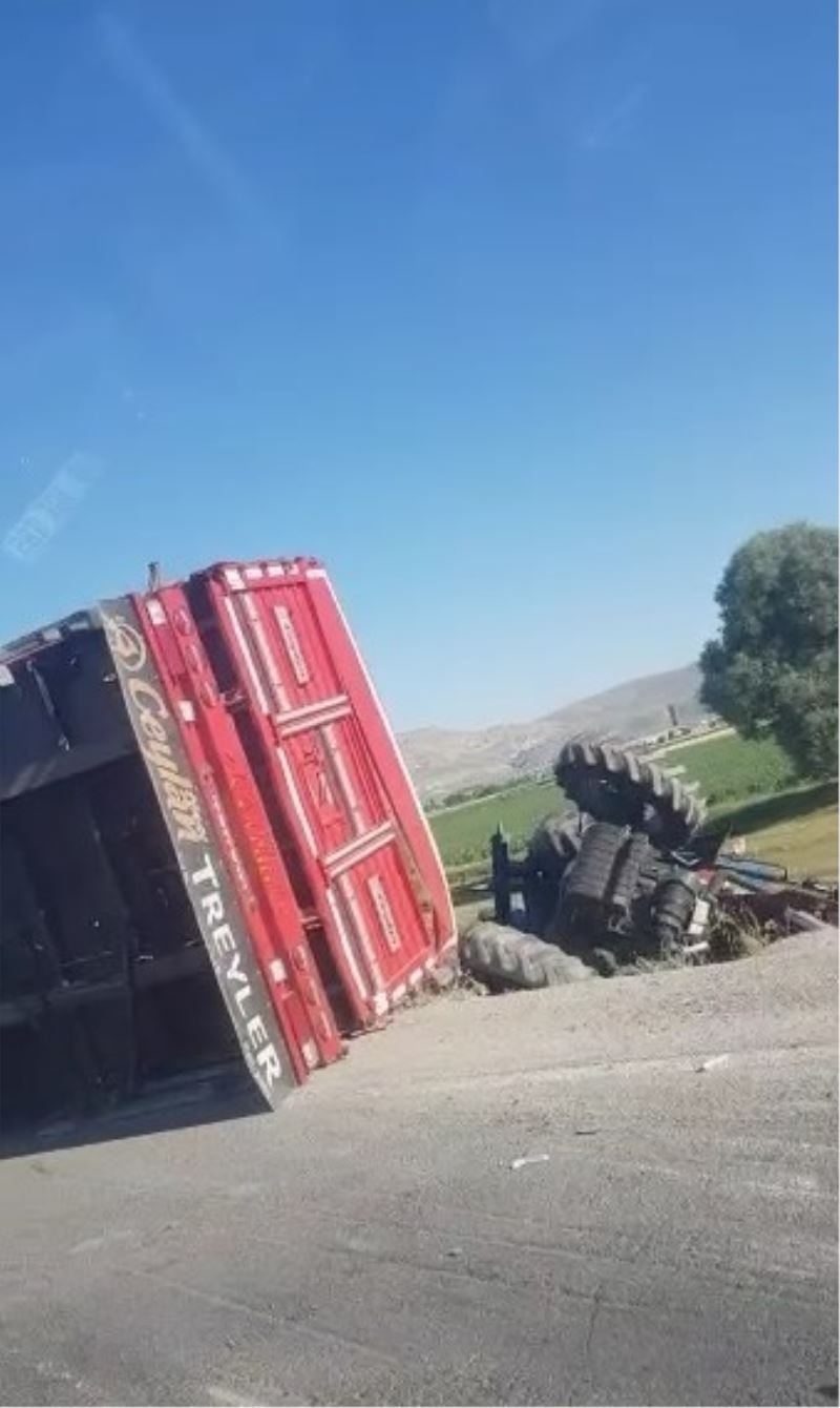 Traktör ile tır çarpıştı: 2 Yaralı
