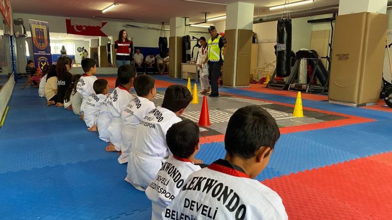 Jandarmadan öğrencilere ‘taekwondo’ eğitimi
