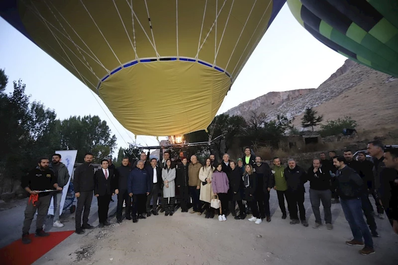 Büyükelçiler ve diplomatlar Soğanlı semalarında balon turu yaptı
