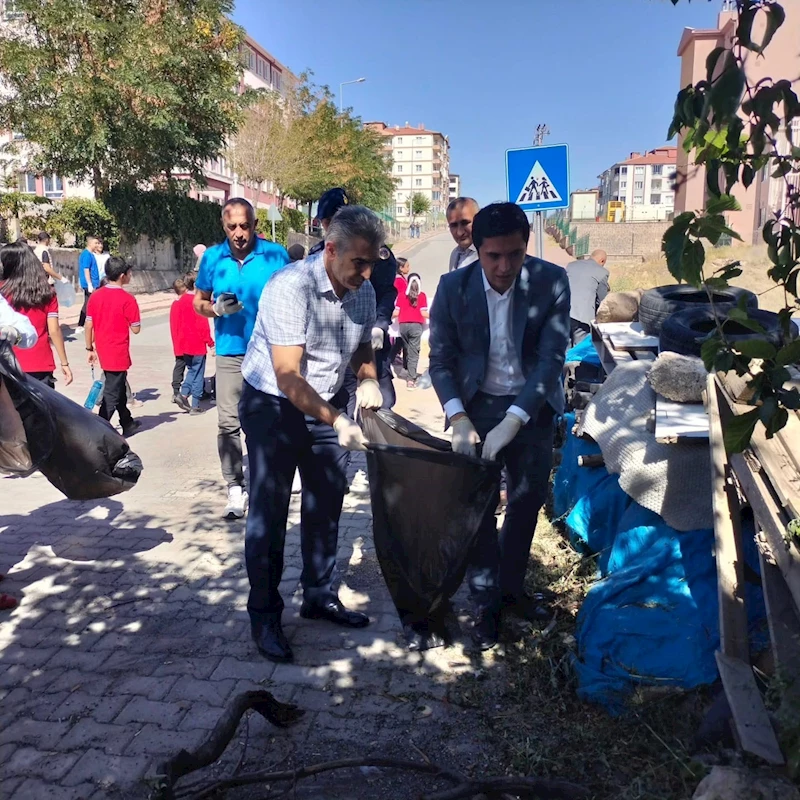 İncesu’da öğrenciler poşet poşet çöp topladı
