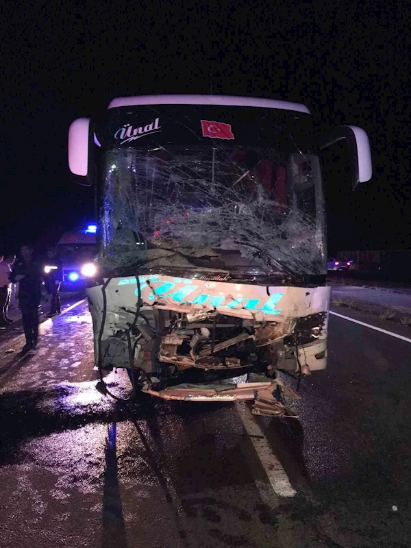 Yolcu otobüsü otomobile çarptı: 2 ölü, 20 yaralı
