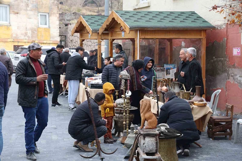 Talas’ta yılın ilk antika pazarı
