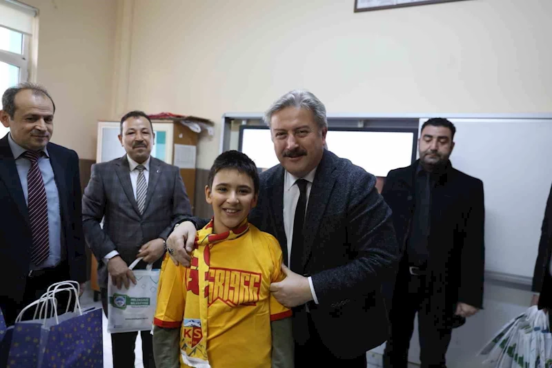Başkan Palancıoğlu, öğrencilerin karne heyecanına ortak oldu
