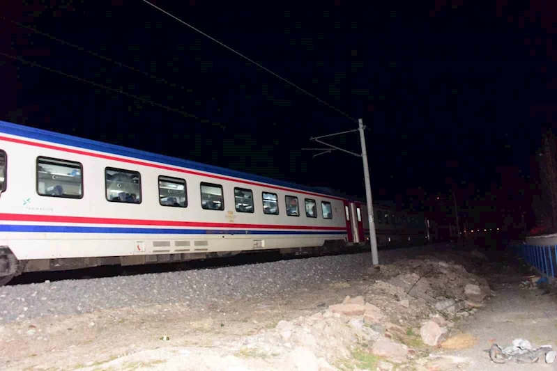 Doğu Ekspresi hafif ticari araca çarptı, demiryolu 1 saat ulaşıma kapandı
