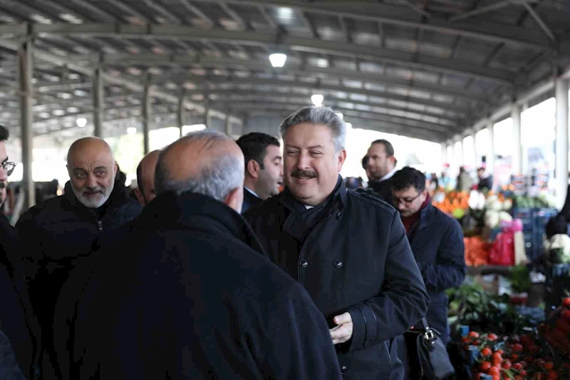 Başkan Palancıoğlu Esenyurt Pazar Yerinde esnafı ziyaret etti

