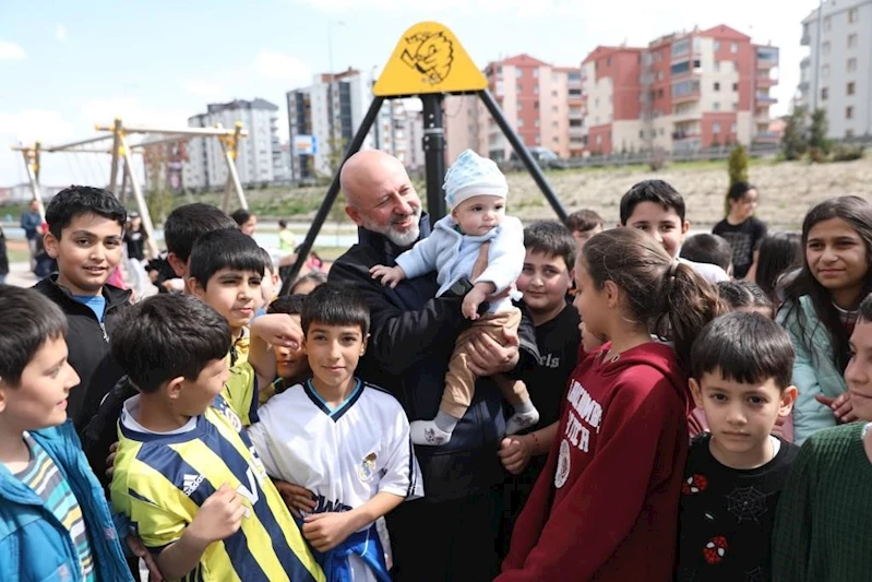 Başkan Çolakbayrakdar: “Çocuklar için bütün parklarda toprak alanlar yapıyoruz”
