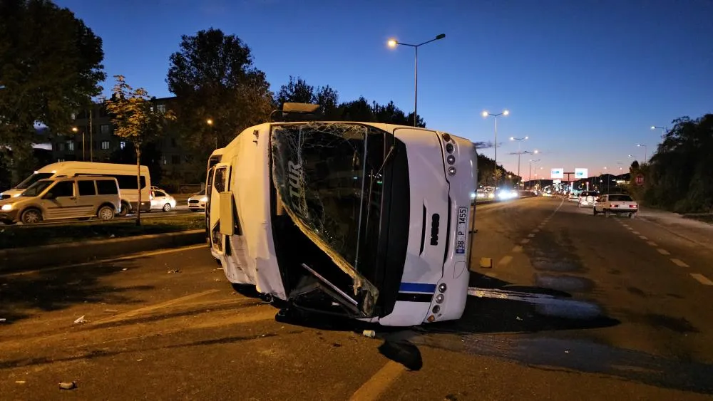 Otomobille çarpışan işçi servisi yan yattı: 2 yaralı