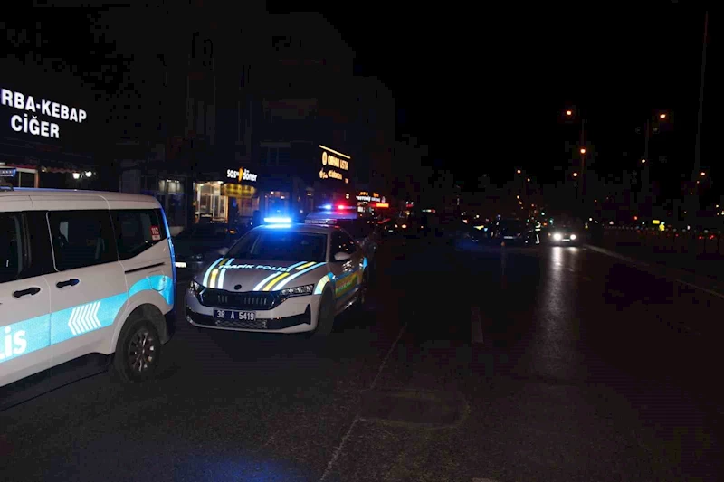 Kayseri’de 3 araca çarpan lüks otomobil alev aldı: 4 yaralı
