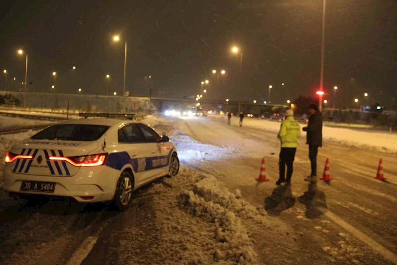 Kayseri-Malatya karayolu 8 saattir ulaşıma kapalı
