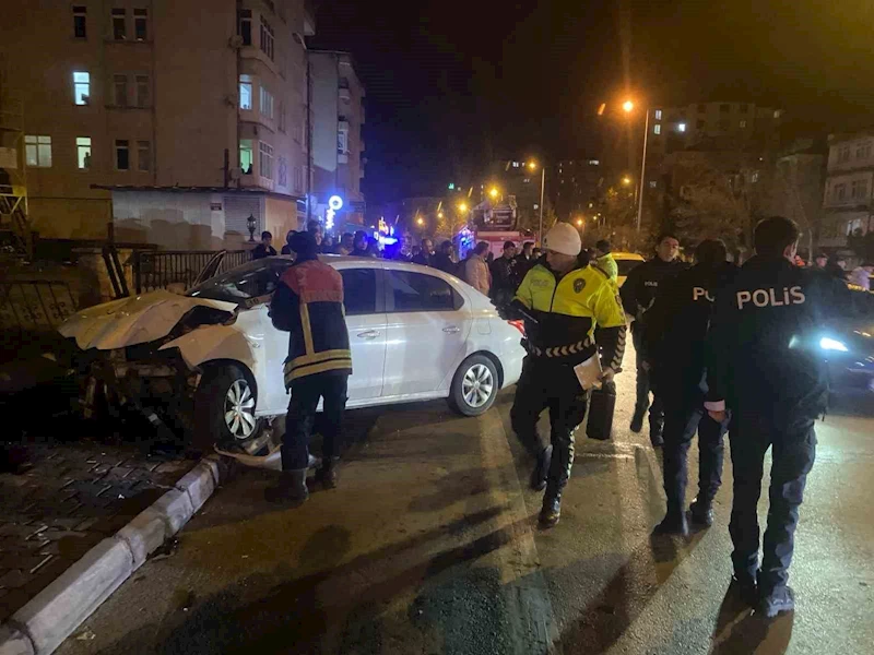 Kayseri’de otomobil direğe çarptı: Anne ve kızı yaralandı
