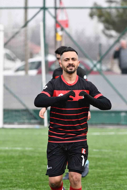 Emrecan Tepedaş 16 maçta 33 gol attı
