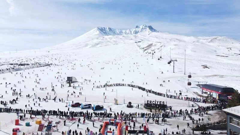 Erciyes Kayak Merkezi 2 buçuk ayda 2 milyon turiste ev sahipliği yaptı
