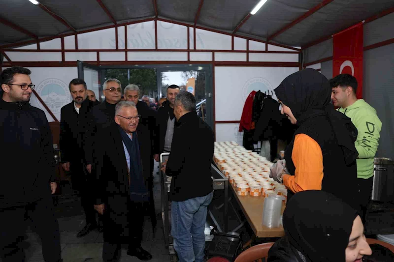 Başkan Büyükkılıç; büyükşehirin iftar sofrasını ziyaret etti
