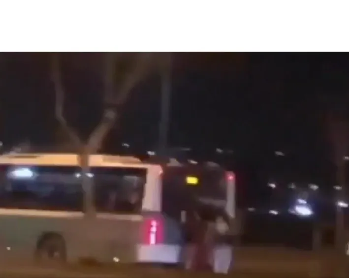 Tehlikeli yolculuk kamerada: Halk otobüsünün arkasında asılıp yolculuk yaptılar