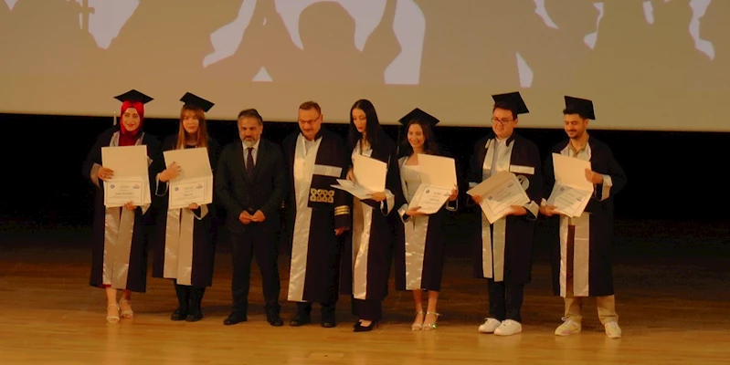 ERÜ’de İletişim Fakültesi mezunları diplomalarını aldı
