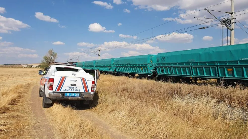 Yük treninin çarptığı demir yolu personeli hayatını kaybetti