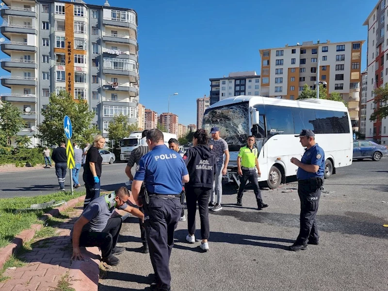 İşçi servisi ile kamyon çarpıştı: 10 yaralı
