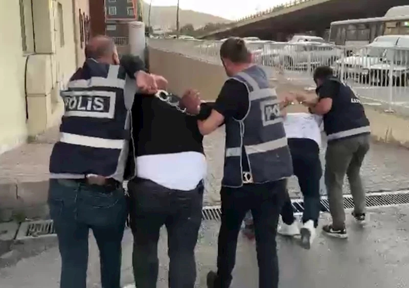 ’Dur’ ihtarına uymayıp kaçarken polise çarpan şahıslar yakalandı
