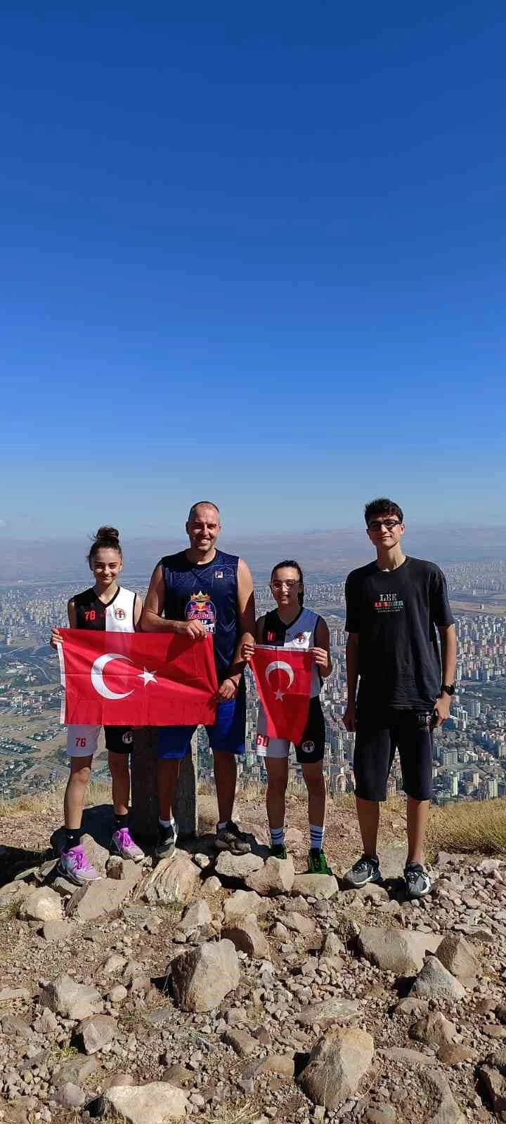 Geleneksel 30 Ağustos Ali Dağı Zirve Tırmanışı yapıldı
