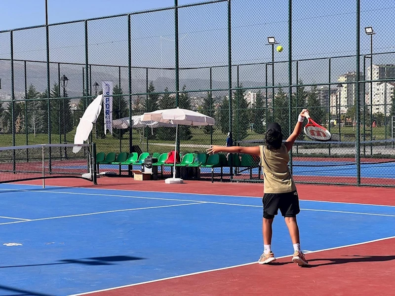 Kayseri Büyükşehir, 12 Yaş Hafta Sonu Tenis Turnuvası’na ev sahipliği yapıyor
