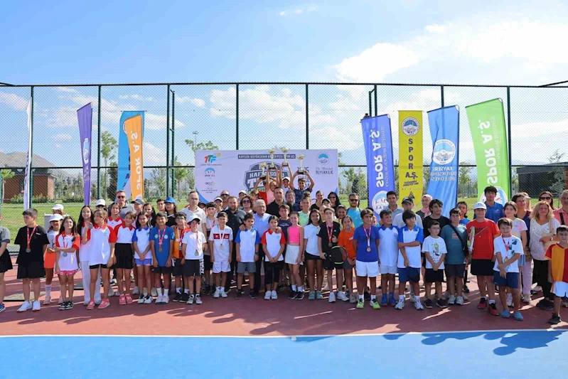 Başkan Büyükkılıç, Ulusal 12 Yaş Hafta Sonu Tenis Turnuvası’nda sporcularla buluştu
