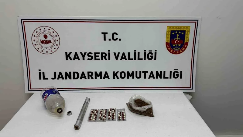 Zehir taciri jandarmadan kaçamadı
