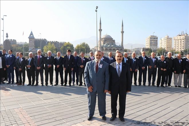 Muhtarlar Atatürk Anıtı´na çelenk bıraktı 