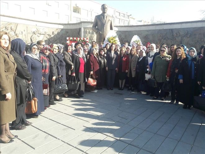 Kadınlar 8 Mart Dünya Kadınlar Günü Nedeniyle Atatürk Anıtı´na Çelenk Bıraktı