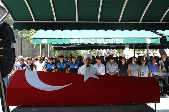 Kalp krizi sonucu yaşamını yitiren polis memuru son yolculuğuna uğurlandı