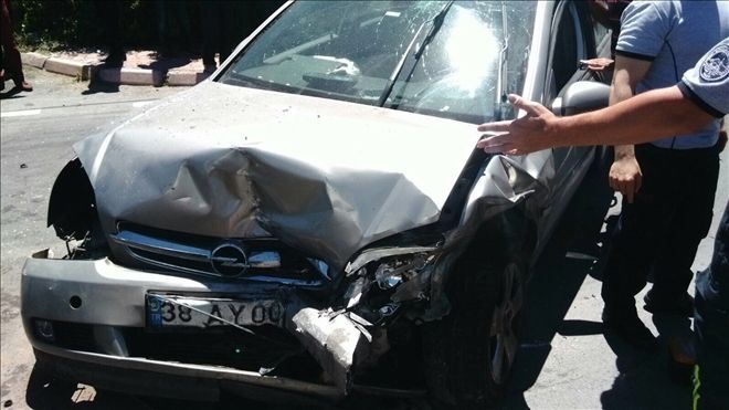 Otomobiller çarpıştı, sıkışanları itfaiye kurtardı 