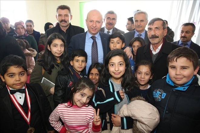 Kocasinan Belediyesi çocuklara karne hediyesi olarak dergi dağıttı 
