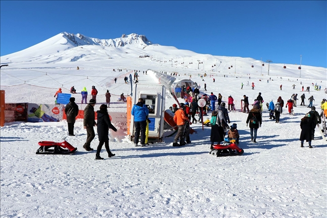 2018´in son hafta sonunda kayak severler Erciyes´e akın etti 