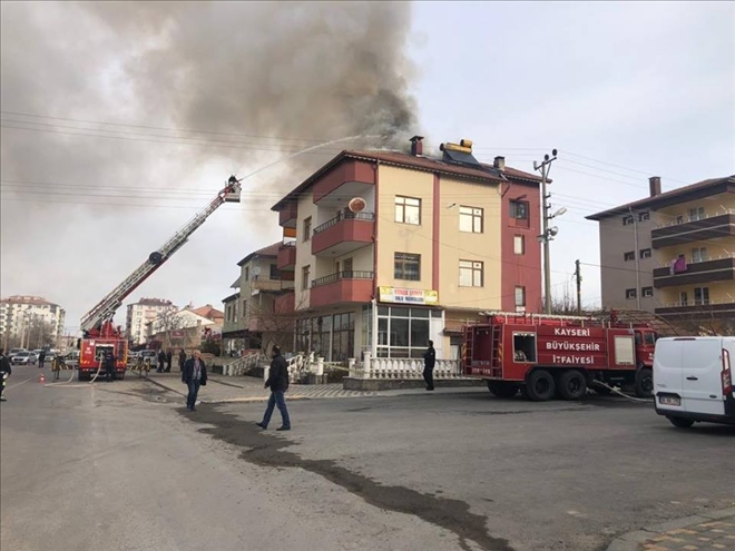 Bünyan´da iki katlı binanın çatısı yandı 
