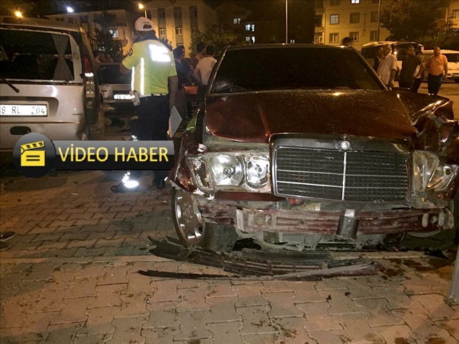 Direksiyon hakimiyeti kaybolan otomobil iki araca çarptı: 3 yaralı 