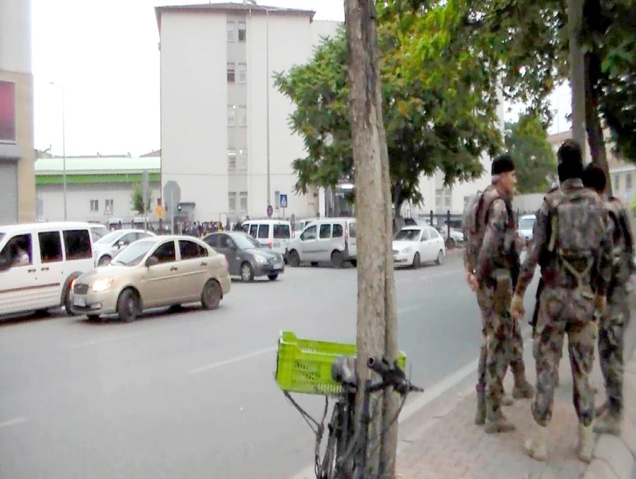 Operasyon sırasında polisi tabancayla yaralayan şahıs yakalandı 