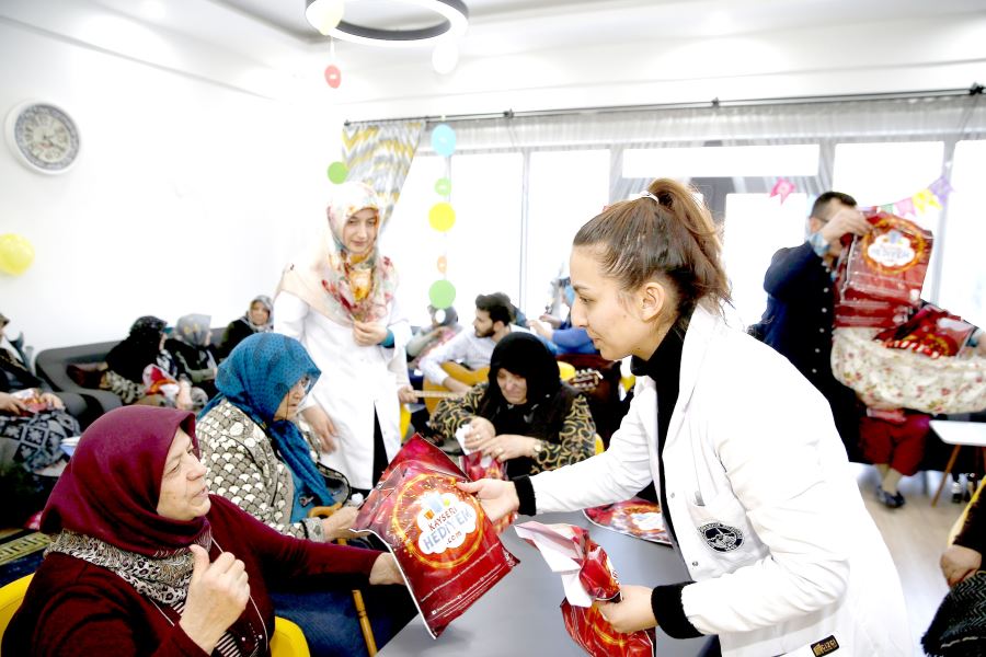 Yaşlılar, Mustafa Kumlu Ulu Çınarlar Yaşlı Yaşam ve Dayanışma Merkezi’nde zaman geçiriyor 