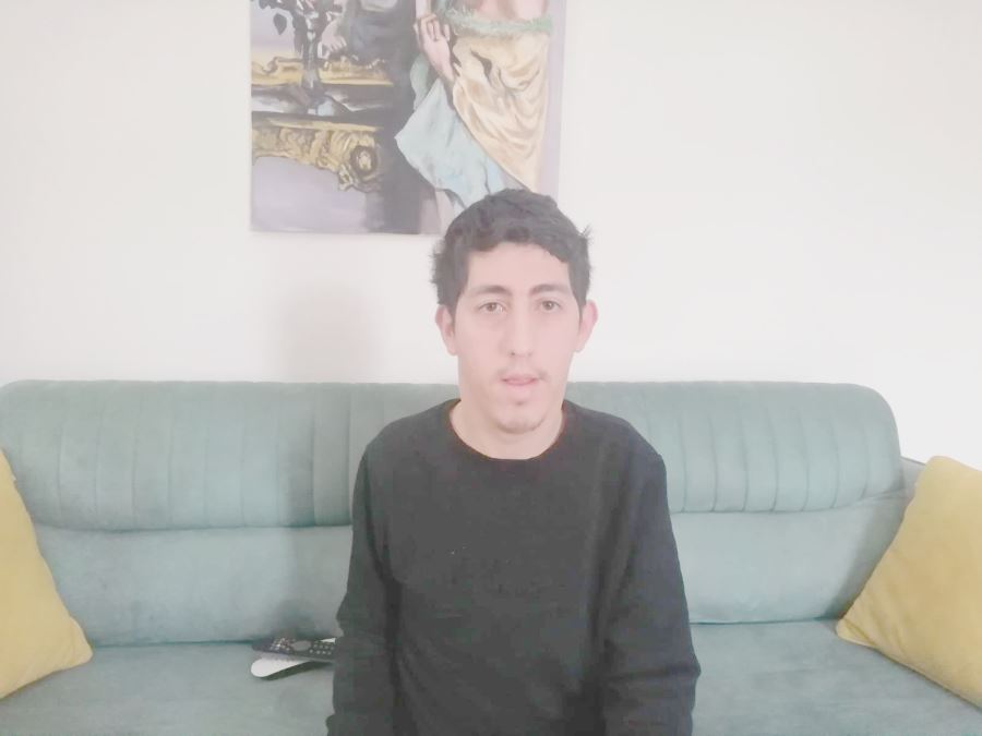 Kas hastası adam, yürüyebilmek için yardım bekliyor