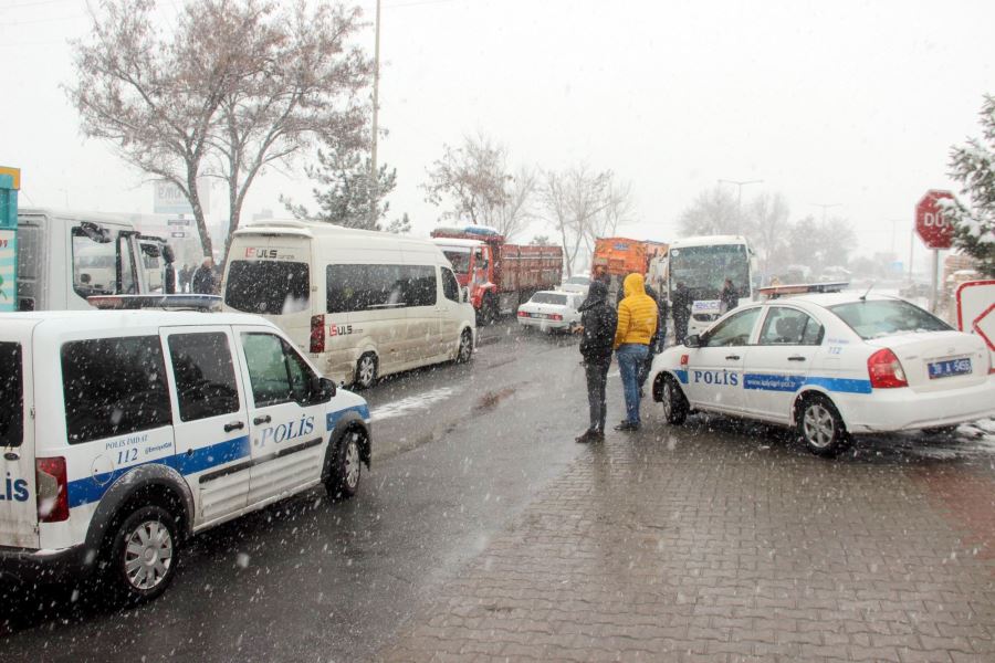 5 servis ve 1 tır çarpıştı