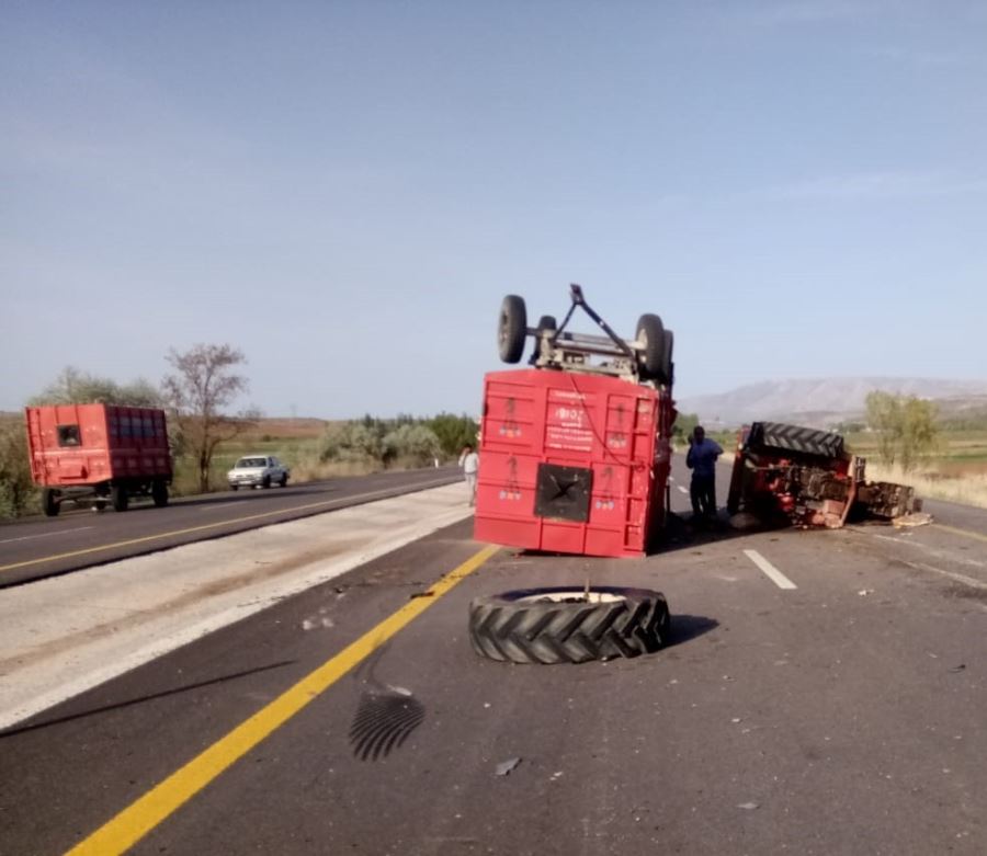 Traktörle kamyon çarpıştı