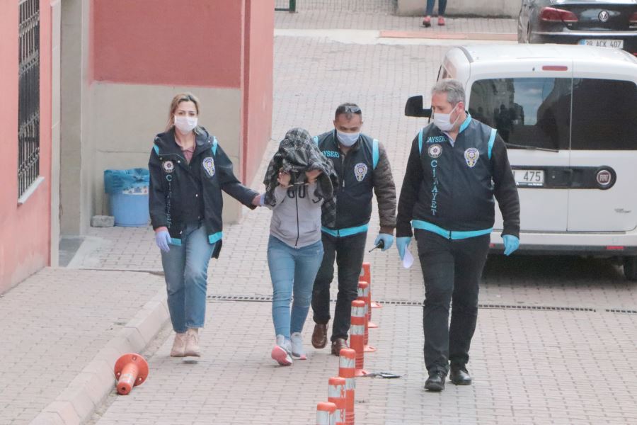 Birlikte yaşadığı adamı bıçakla öldüren kadın yakalandı