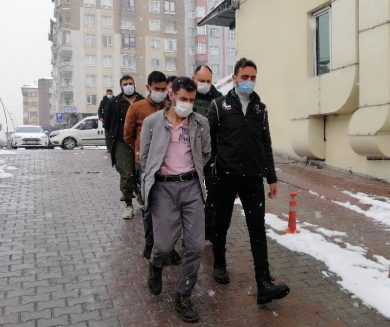 Kayseri’deki DEAŞ operasyonunda gözaltına alınan 4 kişi adliyede
