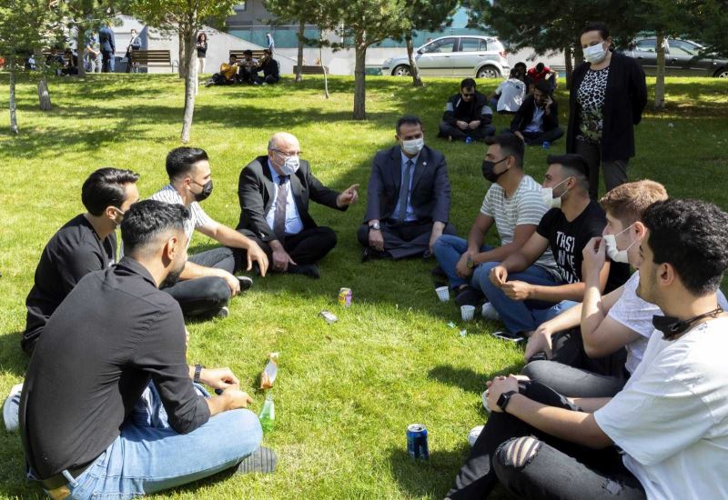 Rektör Karamustafa, Öğrencilerle Bir Araya Geldi
