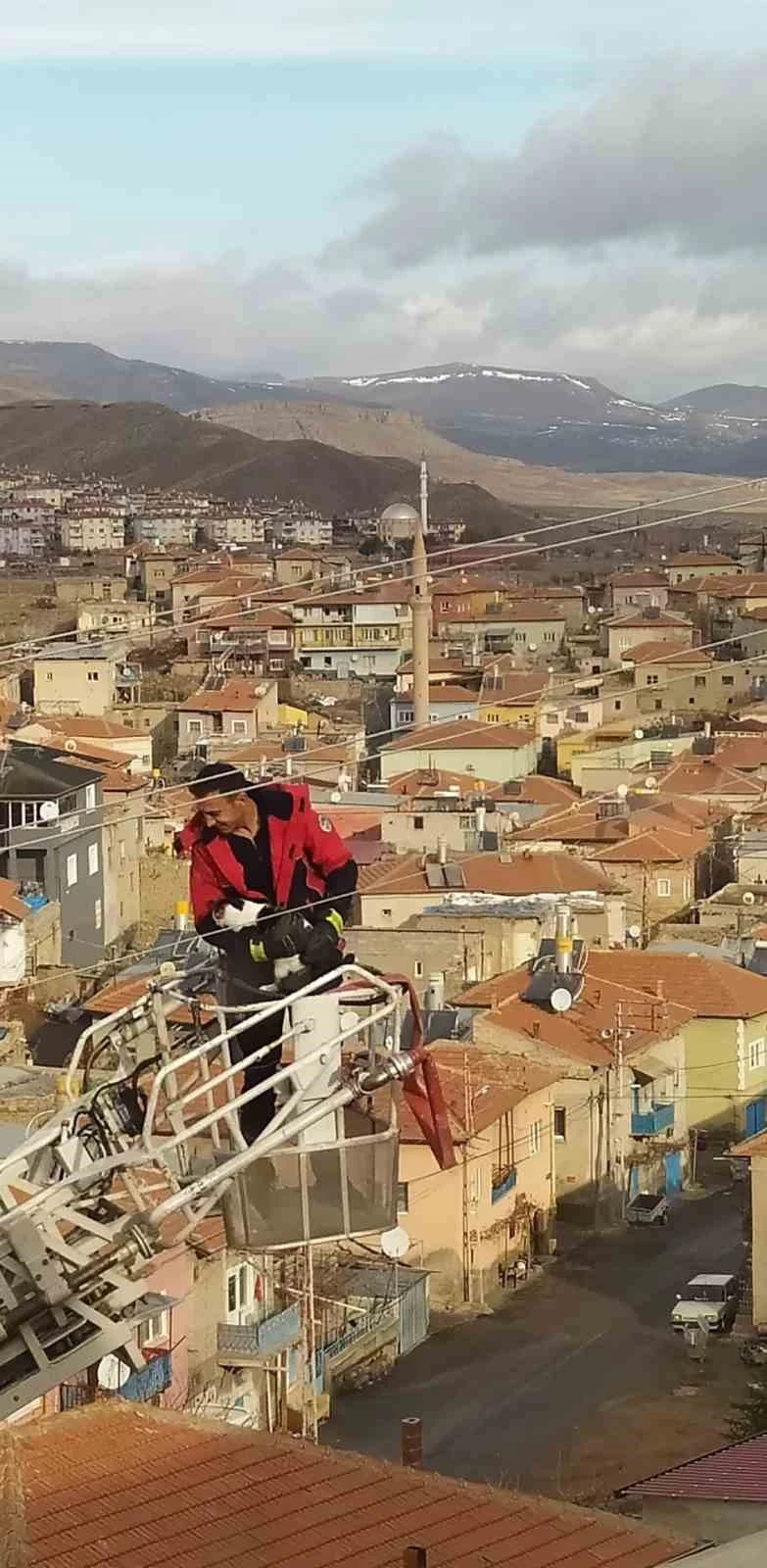 Elektrik direğinde mahsur kalan kediyi itfaiye kurtardı
