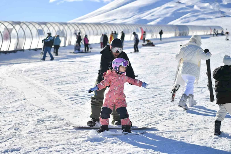 Erciyes Kayak Merkezi, yeni yılın ilk gününde 110 bin ziyaretçi ağırladı
